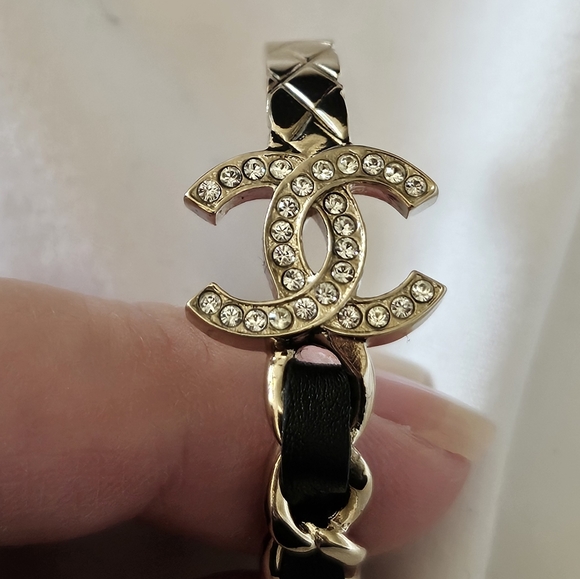 Brand new 2023 authentic Chanel cc hoops earrings with crystal & leather - Picture 7 of 17